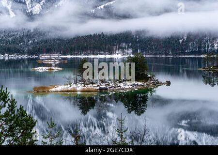 Lac de montagne pendant l'hiver à Eibsee, Bavière Banque D'Images