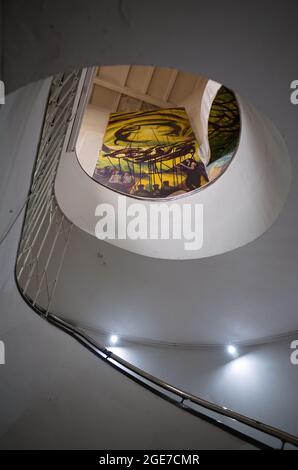 Mendoza, Argentine - janvier 2020 : escalier en spirale dans la galerie d'art contemporain appelée Espacio Contemporaneo de Arte Eliana Molinelli Banque D'Images