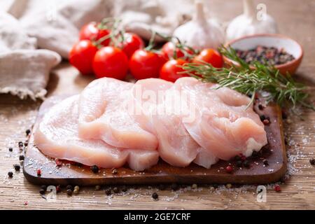 viande de dinde fraîche au romarin et aux épices sur une table en bois Banque D'Images