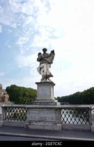 ROME, ITALIE - 01 septembre 2019 : une figure médiévale d'un ange sur le célèbre pont Saint-Ange de Rome, Italie Banque D'Images