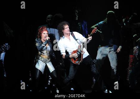 Milan Italie 2009-12-04 , Brian May lors de la comédie musicale « We will Rock You » au Teatro della Luna à Assago Banque D'Images