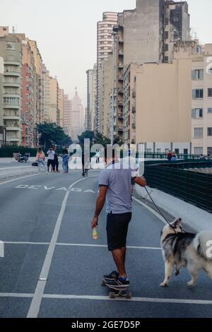 SAO PAULO, BRÉSIL - 10 juillet 2021 : les rues et les grands bâtiments du centre-ville de Sao Paulo au Brésil Banque D'Images