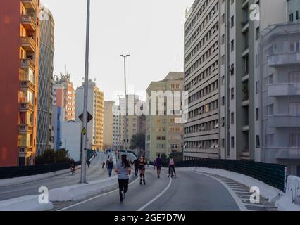 SAO PAULO, BRÉSIL - 10 juillet 2021 : les rues et les grands bâtiments du centre-ville de Sao Paulo au Brésil Banque D'Images