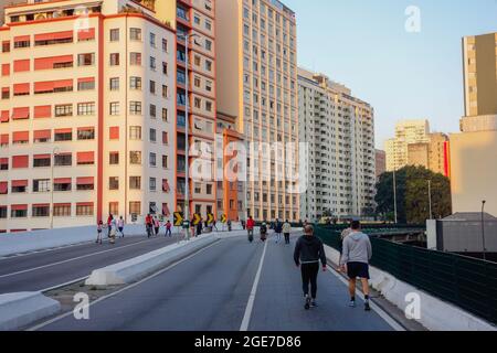 SAO PAULO, BRÉSIL - 10 juillet 2021 : les rues et les grands bâtiments du centre-ville de Sao Paulo au Brésil Banque D'Images