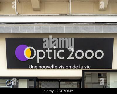 SABLE, FRANCE - 22 juillet 2021 : la célèbre BOUTIQUE de la marque OPTIC 2000 avec logo et signalisation à sable, France Banque D'Images