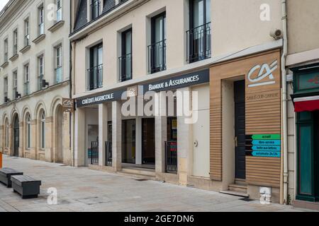 SABLE, FRANCE - 22 juillet 2021 : un magasin français avec une enseigne de marque CA sur une façade à sable, France Banque D'Images