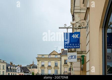 SABLE, FRANCE - 22 juillet 2021 : un magasin français avec enseigne Banque populaire sur la route de sable, France Banque D'Images