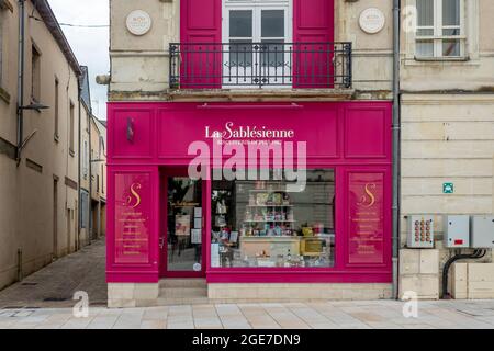 SABLE, FRANCE - 22 juillet 2021 : une pâtisserie française avec le texte de la Sablesienne sur la façade de sable, France Banque D'Images