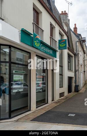 SABLE, FRANCE - 22 juillet 2021 : un magasin français avec affichage Groupama dans les rues de sable, France Banque D'Images