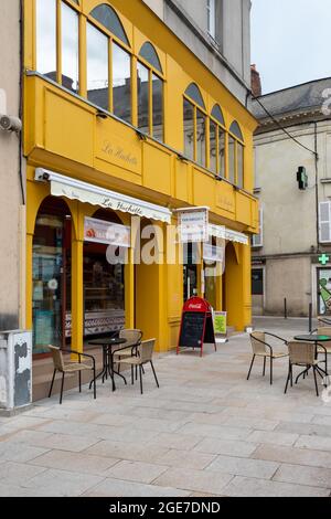 SABLE, FRANCE - 22 juillet 2021 : boulangerie française peinte en jaune vendant du pain de baguette à sable, France Banque D'Images