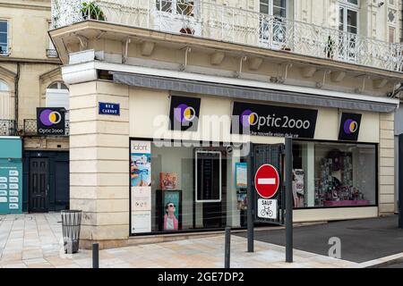 SABLE, FRANCE - 22 juillet 2021 : la célèbre BOUTIQUE de la marque OPTIC 2000 avec logo et signalisation à sable, France Banque D'Images