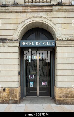 SABLE, FRANCE - 22 juillet 2021 : un cliché vertical d'une ancienne arcades de l'Hôtel de ville à sable, France Banque D'Images