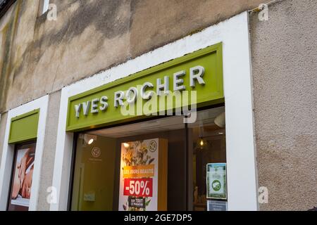 SABLE, FRANCE - 31 juillet 2021 : façade de la célèbre marque Yves Rocher avec logo et signalisation à sable, France Banque D'Images