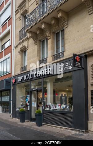 PARIS, FRANCE - 29 juillet 2021 : un cliché vertical du centre optique dans la façade du magasin à Paris, France Banque D'Images