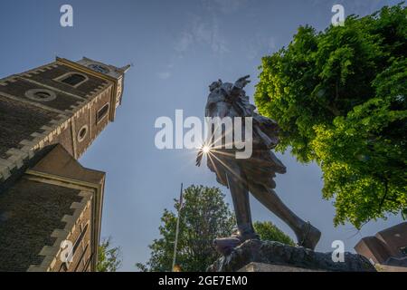 Vue sur la statue de la princesse Pocahontas dans le cimetière Saint-George de Gravesend Kent. Banque D'Images