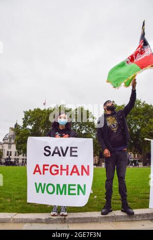 Londres, Royaume-Uni. 17 août 2021. Des manifestants se sont rassemblés sur la place du Parlement pour protester contre les Talibans, dont les forces ont pris le contrôle de l'Afghanistan alors que les États-Unis retirent leurs troupes. Banque D'Images