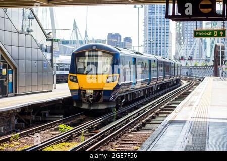 Un train City Beam de 707 part de la gare de Charing Cross.Le train est l'un des nouveaux trains à mettre en service sur le réseau Southeastern Railway.Il a une nouvelle décoration étonnante et est un train Siemens.Le British Rail Class 707 Desiro City est une unité multiple électrique. Banque D'Images