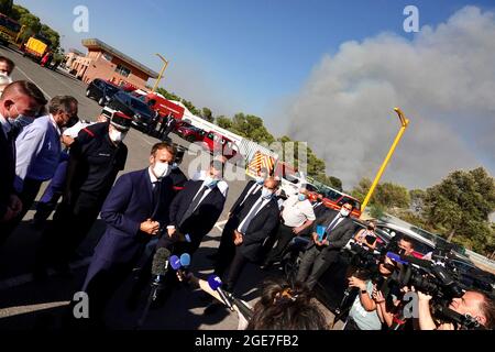 Le président français Emmanuel Macron et le ministre de l'intérieur Gerald Darmanin visitent le SDIS (Service départemental d'incendie et de sauvetage) et le siège des pompiers au Luc, près de Saint-Tropez, dans le sud de la France, le 17 août 2021. Le 17 août 2021, des centaines de pompiers français ont affronté un incendie ravageur près de la station balnéaire méditerranéenne de Saint-Tropez, avec des milliers de résidents et de vacanciers contraints d'évacuer. Près de 750 pompiers utilisant des tuyaux haute pression et des appareils de chute d'eau tentaient de contrôler les flammes, qui ont commencé à courir à travers une réserve naturelle le 16 août, dans la soirée. Photo par Banque D'Images