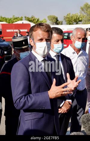 Le président français Emmanuel Macron et le ministre de l'intérieur Gerald Darmanin visitent le SDIS (Service départemental d'incendie et de sauvetage) et le siège des pompiers au Luc, près de Saint-Tropez, dans le sud de la France, le 17 août 2021. Le 17 août 2021, des centaines de pompiers français ont affronté un incendie ravageur près de la station balnéaire méditerranéenne de Saint-Tropez, avec des milliers de résidents et de vacanciers contraints d'évacuer. Près de 750 pompiers utilisant des tuyaux haute pression et des appareils de chute d'eau tentaient de contrôler les flammes, qui ont commencé à courir à travers une réserve naturelle le 16 août, dans la soirée. Photo par Banque D'Images