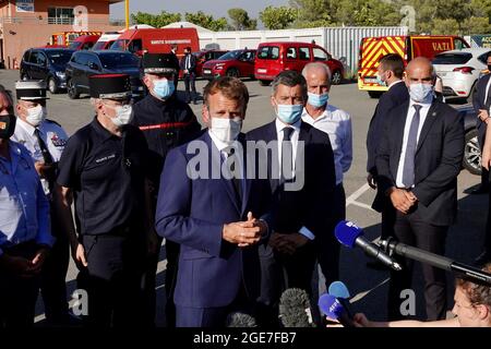 Le président français Emmanuel Macron et le ministre de l'intérieur Gerald Darmanin visitent le SDIS (Service départemental d'incendie et de sauvetage) et le siège des pompiers au Luc, près de Saint-Tropez, dans le sud de la France, le 17 août 2021. Le 17 août 2021, des centaines de pompiers français ont affronté un incendie ravageur près de la station balnéaire méditerranéenne de Saint-Tropez, avec des milliers de résidents et de vacanciers contraints d'évacuer. Près de 750 pompiers utilisant des tuyaux haute pression et des appareils de chute d'eau tentaient de contrôler les flammes, qui ont commencé à courir à travers une réserve naturelle le 16 août, dans la soirée. Photo par Banque D'Images
