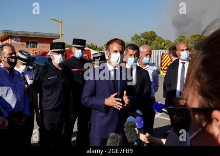 Le président français Emmanuel Macron et le ministre de l'intérieur Gerald Darmanin visitent le SDIS (Service départemental d'incendie et de sauvetage) et le siège des pompiers au Luc, près de Saint-Tropez, dans le sud de la France, le 17 août 2021. Le 17 août 2021, des centaines de pompiers français ont affronté un incendie ravageur près de la station balnéaire méditerranéenne de Saint-Tropez, avec des milliers de résidents et de vacanciers contraints d'évacuer. Près de 750 pompiers utilisant des tuyaux haute pression et des appareils de chute d'eau tentaient de contrôler les flammes, qui ont commencé à courir à travers une réserve naturelle le 16 août, dans la soirée. Photo par Banque D'Images