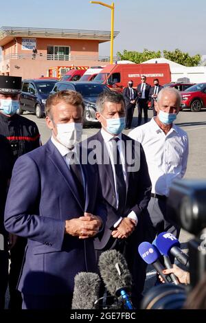 Le président français Emmanuel Macron et le ministre de l'intérieur Gerald Darmanin visitent le SDIS (Service départemental d'incendie et de sauvetage) et le siège des pompiers au Luc, près de Saint-Tropez, dans le sud de la France, le 17 août 2021. Le 17 août 2021, des centaines de pompiers français ont affronté un incendie ravageur près de la station balnéaire méditerranéenne de Saint-Tropez, avec des milliers de résidents et de vacanciers contraints d'évacuer. Près de 750 pompiers utilisant des tuyaux haute pression et des appareils de chute d'eau tentaient de contrôler les flammes, qui ont commencé à courir à travers une réserve naturelle le 16 août, dans la soirée. Photo par Banque D'Images