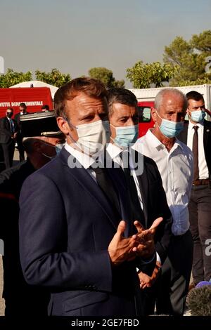 Le président français Emmanuel Macron et le ministre de l'intérieur Gerald Darmanin visitent le SDIS (Service départemental d'incendie et de sauvetage) et le siège des pompiers au Luc, près de Saint-Tropez, dans le sud de la France, le 17 août 2021. Le 17 août 2021, des centaines de pompiers français ont affronté un incendie ravageur près de la station balnéaire méditerranéenne de Saint-Tropez, avec des milliers de résidents et de vacanciers contraints d'évacuer. Près de 750 pompiers utilisant des tuyaux haute pression et des appareils de chute d'eau tentaient de contrôler les flammes, qui ont commencé à courir à travers une réserve naturelle le 16 août, dans la soirée. Photo par Banque D'Images