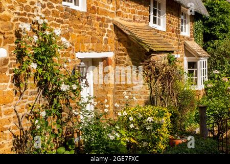 Royaume-Uni, Angleterre, Oxfordshire, Shenington, Kenhill Road, Caractère Cotswolds cottage en pierre dans le centre du village Banque D'Images
