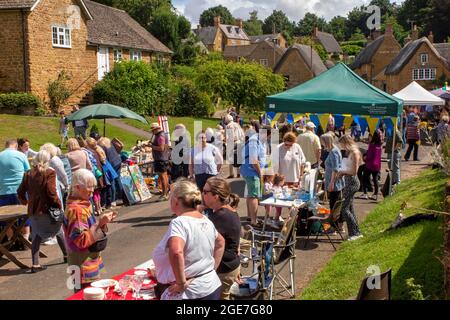 Royaume-Uni, Angleterre, Oxfordshire, Wroxton, fête annuelle de l'église en cours, stands dans main Street, au bord du village vert Banque D'Images