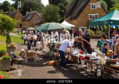 Royaume-Uni, Angleterre, Oxfordshire, Wroxton, fête annuelle de l'église en cours, stands dans main Street, au bord du village vert Banque D'Images