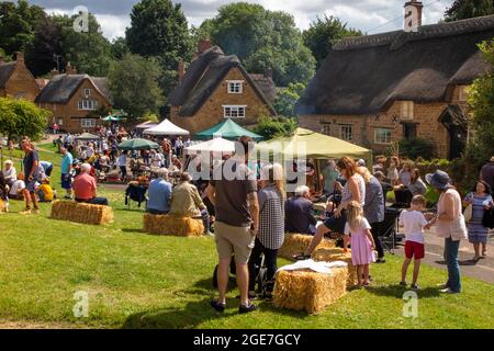 Royaume-Uni, Angleterre, Oxfordshire, Wroxton, fête annuelle de l'église en cours, visiteurs sur le village vert Banque D'Images