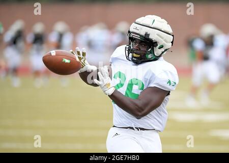 Le 17 août 2021 : les faucons de combat du Dakota du Nord qui reviennent Otis Weah (26) reçoivent un laissez-passer au cours du jour 10 du camp de football d'automne des faucons de combat de l'Université du Dakota du Nord au Memorial Stadium, à Grand Forks, au Dakota du Nord. Russell Hons/CSM Banque D'Images