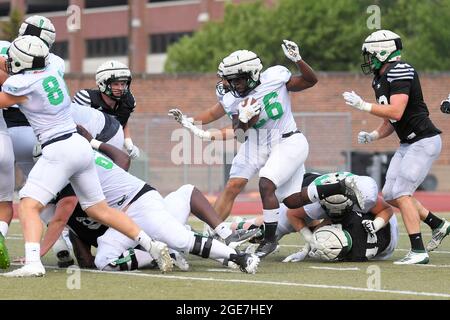 17 août 2021 : le Dakota du Nord Fighting Hawks qui revient Otis Weah (26) écrase le ballon pendant le jour 10 du camp de football de l'automne de l'Université du Dakota du Nord Fighting Hawks au Memorial Stadium, Grand Forks, Dakota du Nord. Russell Hons/CSM Banque D'Images