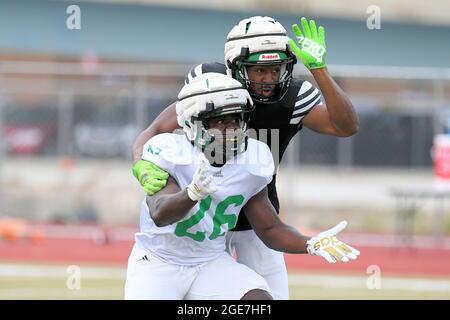 17 août 2021 : les faucons du Dakota du Nord qui se battent en arrière Otis Weah (26) attendent un laissez-passer entrant pendant le jour 10 du camp de football de l'automne des faucons du Dakota du Nord au Memorial Stadium, Grand Forks, Dakota du Nord. Russell Hons/CSM Banque D'Images
