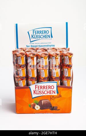 HUETTENBERG, ALLEMAGNE - 2021-07-24, boîte de chocolats Ferrero Kuesschen sur fond blanc. Ferrero est un fabricant italien de chocolat de marque Banque D'Images