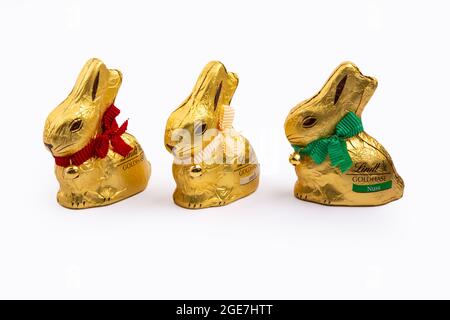 HUETTENBERG, ALLEMAGNE, 2021-04-04: Three Lindt Gold Bunny. Habillé en or, avec un ruban et une cloche dorée qui sonne, c'est le traditionnel Lindt Easte Banque D'Images