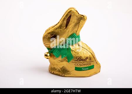 HUETTENBERG, ALLEMAGNE, 2021-04-04: Lindt Gold Bunny. Habillé en or, avec un ruban et une cloche dorée qui sonne, c'est le traditionnel Lindt Easter cho Banque D'Images