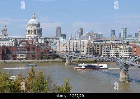 LONDRES, ROYAUME-UNI - 25 juillet 2021 : vue aérienne du pont Millenium et de St.Pauls sur la Tamise, Londres Banque D'Images