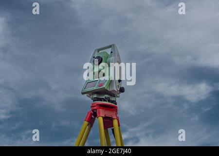 Machine pour les arpenteurs avec ciel bleu et arbres verts en journée de couleur ensoleillée Banque D'Images