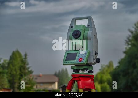 Machine pour les arpenteurs avec ciel bleu et arbres verts en journée de couleur ensoleillée Banque D'Images