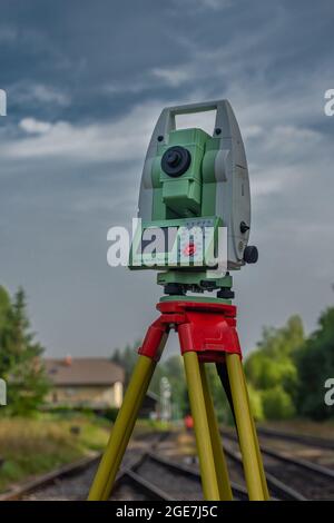 Machine pour les arpenteurs avec ciel bleu et arbres verts en journée de couleur ensoleillée Banque D'Images