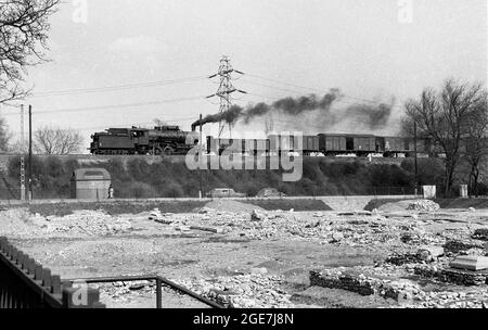 Locomotive à vapeur passant le parc archéologique d'Aquincum Budapest, Hongrie en 1958 Banque D'Images