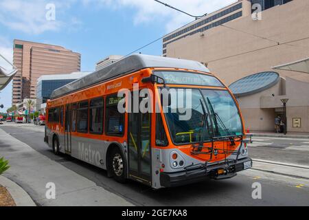 Los Angeles Metro bus local route #232 sur E 1st Street dans la ville de long Beach, Los Angeles County, Californie CA, Etats-Unis. Banque D'Images
