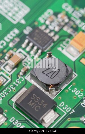 Inductance de puissance macro à montage en surface / SM sur ci. Vous ne savez pas si cela est classé comme condensateur semi-blindé ou blindé + diode barrière Schottky. Banque D'Images