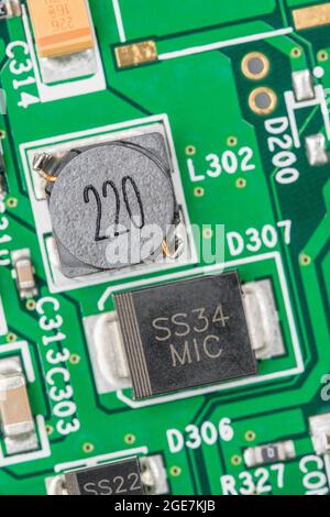 Inductance de puissance macro à montage en surface / SM sur ci. Vous ne savez pas si cela est classé comme condensateur semi-blindé ou blindé + diode barrière Schottky. Banque D'Images