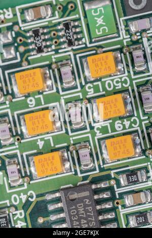 Macro de 6 composants à montage en surface / SM Dale (éventuellement condensateurs au tantale) sur ci vert + autres pièces. Concentrez-vous sur la surface supérieure des pièces Dale. Voir Remarques. Banque D'Images
