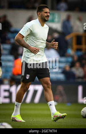 LONDRES, ROYAUME-UNI. 17 AOÛT Aleksander Mitrovic de Fulham se réchauffe lors du match de championnat Sky Bet entre Millwall et Fulham à la Den, Londres, le mardi 17 août 2021. (Credit: Tom West | MI News) Credit: MI News & Sport /Alay Live News Banque D'Images