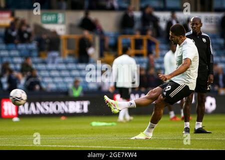 LONDRES, ROYAUME-UNI. 17 AOÛT Aleksander Mitrovic de Fulham prend des photos dans l'échauffement lors du match de championnat Sky Bet entre Millwall et Fulham à la Den, Londres, le mardi 17 août 2021. (Credit: Tom West | MI News) Credit: MI News & Sport /Alay Live News Banque D'Images