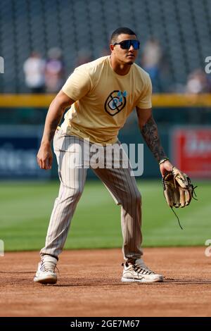 San Diego Padres troisième bassière Manny Machado (13) prend des boules de terre avant un match de la saison régulière de la MLB contre les Rocheuses du Colorado, le lundi 16 août Banque D'Images