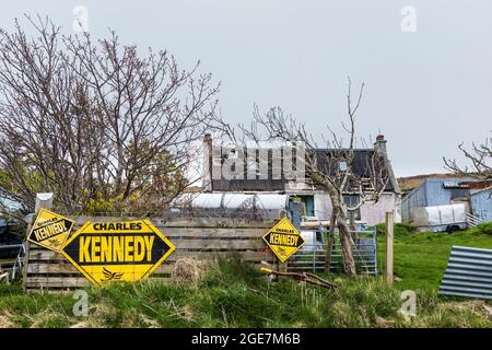 De vieux signes de campagne politique soutiennent le regretté chef libéral démocrate Charles Kennedy sur l'île de Skye. Banque D'Images